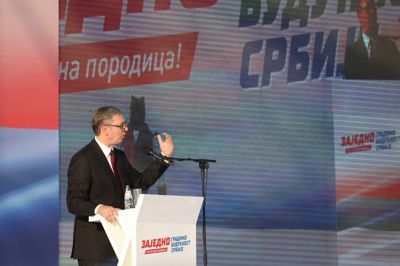 Serbiens præsident, Aleksandar Vucic, taler ved et valgmøde i Beograd lørdag. Her siger han, at han vil være præsident i nogle uger mere.