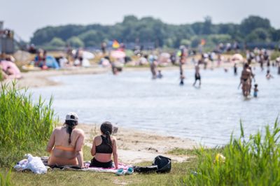 Københavnerne kølede sig ned på Amager Strand lørdag eftermiddag. På Stillinge Strand anmeldte strandgæster en ifølge dem for nærgående vandscooter til politiet.