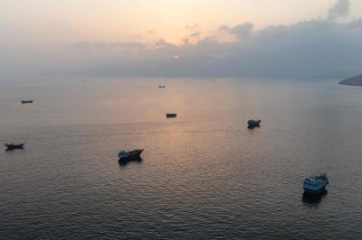 Luftfoto fra lørdag viser skibe ud for Oman. De seneste dages angreb beskrives af nyhedsbureauet Reuters som den mest alvorlige eskalering, siden USA og Iran for to uger siden underskrev foreløbig fredsaftale.