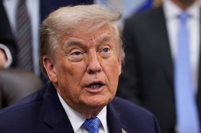 Donald Trump truer Iran med alvorlige konsekvenser, efter at amerikansk militær lørdag har angrebet mål i Iran. De amerikanske angreb sker ifølge præsidenten som gengældelse for iranske brud på en våbenhvileaftale mellem de to lande.