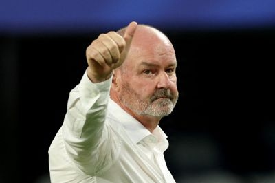 Steve Clarke har været landstræner for Skotland siden 2019. Sidste år førte han Skotland frem til den første slutrunde siden 1998, da holdet sluttede foran Danmark i kvalifikationen.