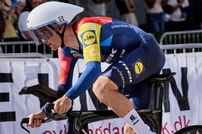 Lidl-Trek-stjernen Mads Pedersen kørte fredag DM i enkeltstart i Herning. Søndagens linjeløb er sidste stop før Tour de France.
