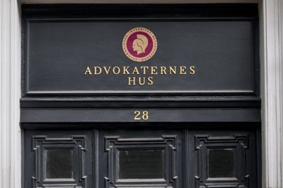 På Kronprinsessegade i København har advokaternes disciplinære organ adresse. Gennem årene har Advokatnævnet flere gange beskæftiget sig med en nu tidligere advokat i forbindelse med hans optræden, når han har forvaltet andres pengesager ved generalfuldmagt, eller hans adfærd efter ophør af værgemål.