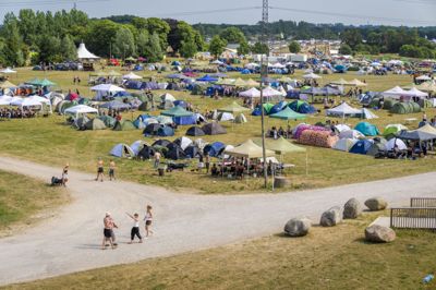 Ulykken skete ved Teglværksvej 1, oplyser politiet. Den adresse ligger tæt på, men dog udenfor festivalens campingområde.