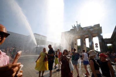Politiet brugte lørdag en vandkanon til at sprøjte vand ud over pladsen ved Brandenburger Tor i Berlin for at nedkøle turisterne og byens indbyggere.