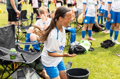Cuppen stod i år på mange hundrede fodboldkampe - og næsten ligeså mange vandkampe. Det blev en sport i sig selv at huske at drikke og at køle sine venner ned i varmen. 35,6 grader var det i Ikast lørdag eftermiddag.