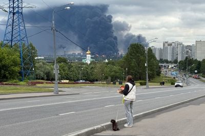 Tyk sort røg stiger op fra et område, hvor det statslige russiske olieselskab Gazproms olieraffinaderi ligger i udkanten af Ruslands hovedstad, Moskva. Ukrainske droner ramte olieanlægget i et større angreb tidligere på måneden. I en tale søndag erkender Putin, at Rusland har »udfordringer« - uden dog direkte at nævne Ukraine.