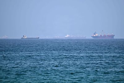 De seneste dage har USA og Iran beskyldt hinanden for at bryde en skrøbelig våbenhvile. Ifølge mediet Axios er de to parter blevet enige om at indstille angrebene, som blandt andet har forstyrret skibstrafikken i Hormuzstrædet.