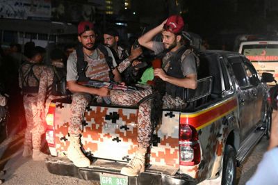 Et militært anlæg i Pakistan blev lørdag udsat for et angreb, der dræbte tre soldater. Pakistansk militær har søndag svaret igen ved at rette angreb mod militante i grænseområdet mellem Pakistan og Afghanistan.