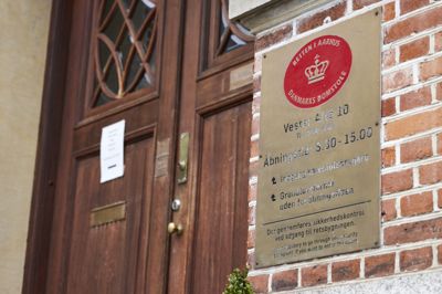Retten i Aarhus har afsat halvanden dag til at behandle en sag mod to mænd, der er tiltalt for at sælge skadelige tandblegningsprodukter.