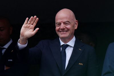 Gianni Infantino overværer en gruppekamp i Philadelphia mellem Frankrig og Irak ved VM-slutrunden i USA, Canada og Mexico.
