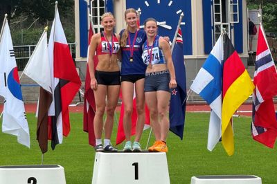 Mia Fruergaard fik to medaljer ved Världsungdomsspelen i Göteborg. Her er hun til venstre efter sølv på 200 meter.