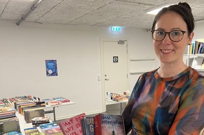 Kulturformidler Randi Kristensen viser nogle af populære bøger, der er sat til salg på det årlige sommerbogudsalg på Ry Bibliotek.