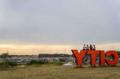 Campingområdet åbnede lørdag på Roskilde Festival. Flere gange siden har politiet rykket ud til anmeldelser om personer på togskinnerne eller i nødsporet på motorvejen nær festivalen.