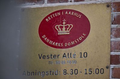 Retten i Aarhus udmålte mandag morgen en straf på ti års fængsel til en 45-årig mand, der blandt andet er skyldig mishandlingsvoldtægter.