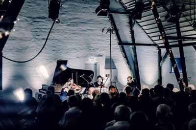 Som billedet antyder, var koncertsalen tætpakket. Arrangørerne må udvise kreativitet for at få flere stole ind for at imødekomme den stigende interesse for kammermusikfestivalen. Her er det de tre strygere, Anna-Liisa Bezrodny, Sanna Ripatti og Sebastian Klinger, som sammen med oboist Peter Kirstein fremfører Benjamin Brittens »Phantasy«.