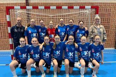 Fællesformand for HK MidtVest Inger Stranddorf (th) kom forbi Østfjendshallen i Mønsted for at overrække et sponsorat af holdtøj til Fjends HK's U13 piger i håndbold.