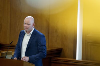 Skatte- og vækstminister Jakob Engel-Schmidt (M) kalder to sager om sikkerhedsbrud og skattefejl for »grelle vidensbyrd om, at retssikkerheden i Skatteforvaltningen er udfordret«. Han vil orientere Folketinget om sagerne.