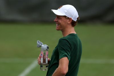 Verdensetteren Jannik Sinner var søndag på træningssbanen inden Wimbledon, der begynder mandag. Han har været blandt de spillere, der har protesteret mod spillernes andel af indtægterne.
