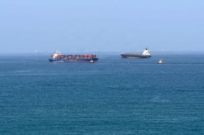 Et fragtskib ses i Omanbugten syd for Hormuzstrædet. De seneste dage har angreb mellem USA og Iran forstyrret skibstrafikken i strædet.