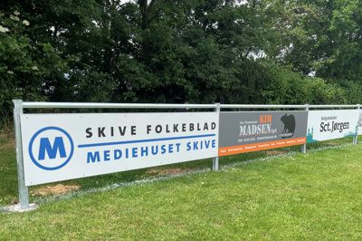 Foreløbig har 26 sponsorer takket ja til offensiv fodbold-eksponering med en bandereklame på Sparkær Stadion.