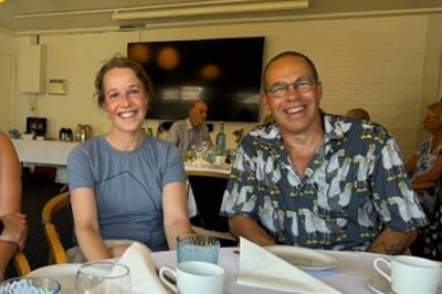 Initiativtagerne til at oprette en FDF-gruppe i Ry, Maria Louisa Dominguez Simonsen (tv) og Theresa Schaltz, modtog jubilæumsdonationen på 25.000 kroner, mens Per Bille på vegne af Ry Plus modtog den økonomiske håndsrækning på 4000 kroner til "Tirsdagssjov".