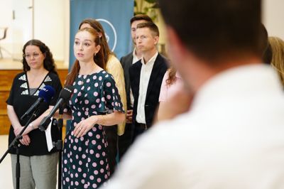 Klima-, energi- og forsyningsminister Samira Nawa (R) holder pressemøde om akutplanen for elnettet mandag.