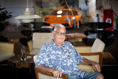 Otto Larsen er stadig betaget af biler, og han har en større samling af dem på Thrigesvej. I baggrunden en Lamborghini. Men han køber ikke flere.