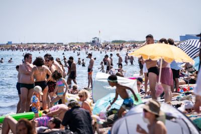 Københavnere køler sig ned ved Amager Strand under lørdagens hedebølge. Det er nu bekræftet, at lørdag var den varmeste dag i Danmark nogensinde målt.