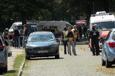 Seks personer er meldt dræbt i den tyske by Stade efter et skyderi. Politiet har efterfølgende anholdt tre personer, lyder det.