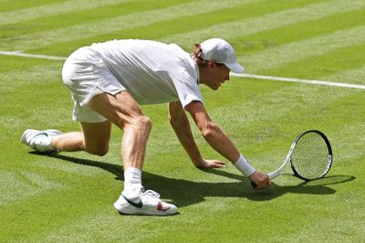 Jannik Sinner blødte igennem sin højre sko, da han måtte slide hårdt gennem fem sæt mod Miomir Kecmanovic for at spille sig i anden runde ved Wimbledon.