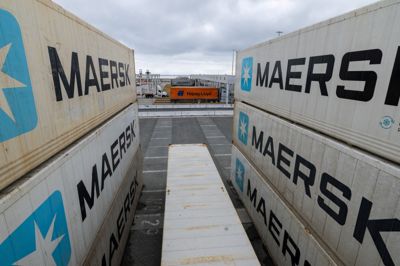 Opjusteringen skyldes en stærk efterspørgsel i containermarkedet og højere fragtpriser.