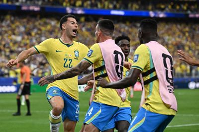 Gabriel Martinelli (tv.) blev helten, da Brasilien med besvær spillede sig videre ved VM.