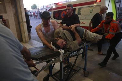 En såret mand bliver bragt til Nasser-hospitalet i Gazastriben efter et israelsk luftangreb i Khan Yunis.