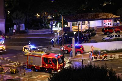 Politi og brandvæsen var mandag aften massivt til stede i Monaco efter en eksplosion, der har kvæstet tre personer. To af de sårede er i livsfare.
