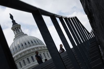 Sociale medier har på det seneste mødt massiv kritik. Natten til tirsdag har en af kamrene i USA's kongres stemt for et forslag om at tvinge onlineplatforme til at indføre tiltag, der skal beskytte platformenes mindreårige brugere.