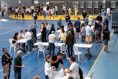 Billede fra søndag viser indbyggere i Ny Kaledonien afgive deres stemme i hovedstaden Nouméas distrikt Anse Vata.
