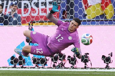Orlando Gill åbnede straffesparkskonkurrencen med at redde Kai Havertz' spark, da Paraguay slog Tyskland i 16.-delsfinalen.