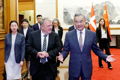 Den kinesiske udenrigsminister, Wang Yi, mødtes med den danske udenrigsminister, Lars Løkke Rasmussen, i Beijing i Kina i maj 2025. De to skal mødes igen i slutningen af ugen, men denne gang på dansk jord, når Wang Yi skal på rundtur i de nordiske lande.