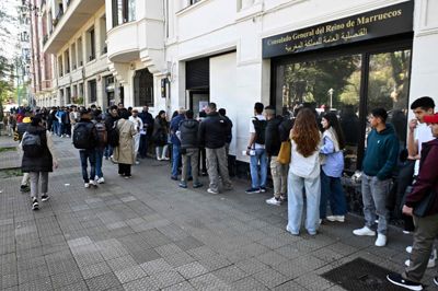 Ansøgere ventede i en lang kø for at få behandlet deres dokumenter på det marokkanske generalkonsulat i den spanske by Bilbao 15. april i år.