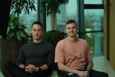 Andreas Broch (tv) og Mathias Føns opsøger selv de virksomheder, de gerne vil samarbejde med. Det er nemlig vigtigt for dem, at de virksomheder, de anbefaler til deres brugere, er både stabile og gode til prisen.