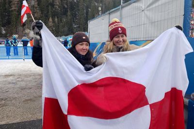 Ukaleq Slettemark (til højre) havde sit eget grønlandske flag med til vinter-OL i februar.