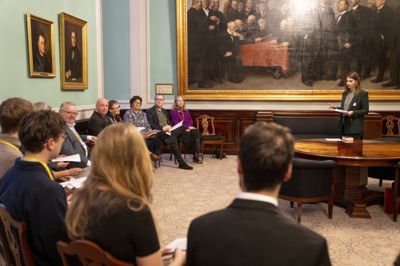 Formand for Folketinget Søren Gade (V), Anni Matthiesen (V) og medarbejdere fra Folketinget ved morgenandagt på Christiansborg ved præst Signe Malene Berg i december 2024.