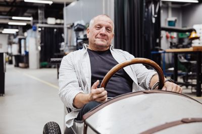 René Bengtsson trives i hverdagen med fremtidens smede - og i spændet mellem robotter og gammeldags håndværk.