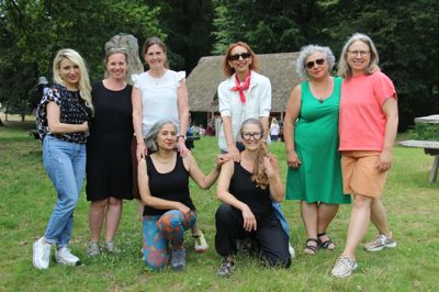 AFS Søhøjlandet er den første danske lokalafdeling, som har arrangeret udvekling for frivillige værtsmødre. Fra venstre er det Candan Kaya, Sanne Lindberg, Louise Lylloff Qvortrup, Pinar Ozalp, Ouzgen Ari og Kristina Wulf-Andersen. Forrest sidder Elif Serdaroglu og Susanne Moeskjær.