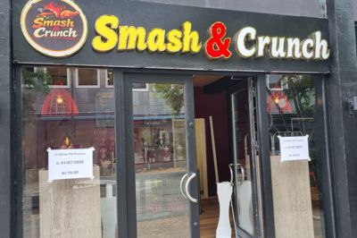 Klokken 16 onsdag åbner Smash & Crunch i Søndergade 6, fremgår det af to hvide skilte ved indgangen til restauranten.