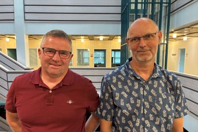 Torben Rosenkilde (t.v.) og Finn Bøgelund bor i Kratlund. De er bekymrede for, hvad beslutningen om at genoptage vindmølle-undersøgelser kommer til at betyde for dem.