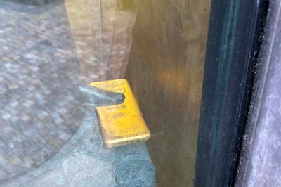 Efter at være gemt på et sikkert sted er guldbarren nu tilbage på sin vante plads bag et nyt, sikret panserglas.