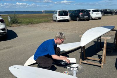 Kunstneren Silas Høegh har været i gang med at udsmykke gamle surfbrætter.
