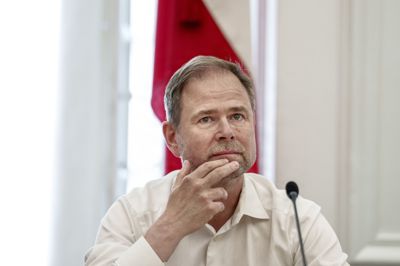 Justitsminister Nicolai Wammen (S) ser med stor alvor på Rigsrevisionens hårde kritik af politiets henlæggelse af sager, fortæller han efter en række politirokader.